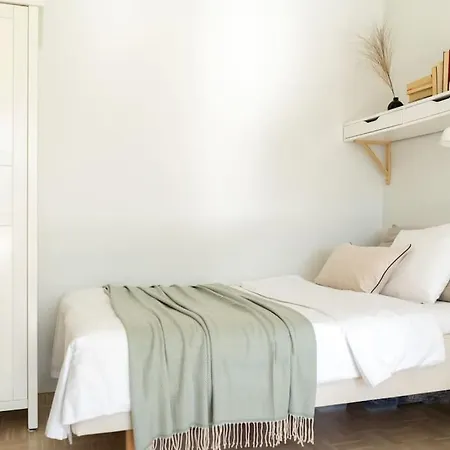 Apartment Studio W/ Balcony For 4 *